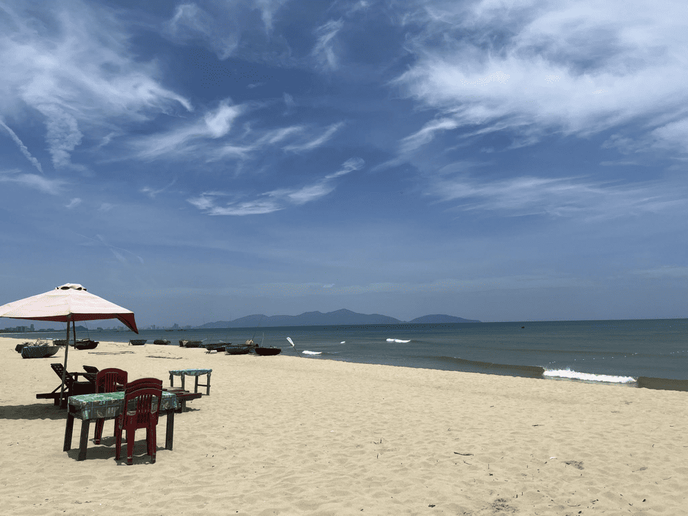 Bãi biển Hà My có một số chòi và giường tắm nắng nhưng tổng thể vẫn chưa được khai thác du lịch mạnh (Nguồn: Le Rivage Villa Hoi An)